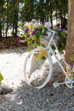 çiçeklerle süslenmiş Bisiklet