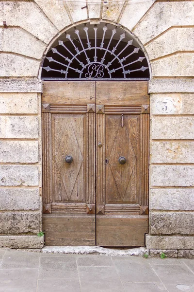 Переглянути старі двері — стокове фото