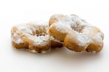 Reçel ile dolu bisküvi