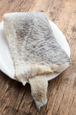 Çiğ tuzlanmış morina balığı dilimi.