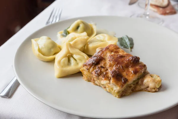 Un gustoso tortellino e lasagne — Foto Stock