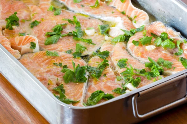 Приготовить лосося в духовке — стоковое фото