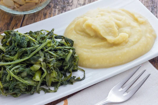 Mashed fava beans with chicory — Stock Photo, Image