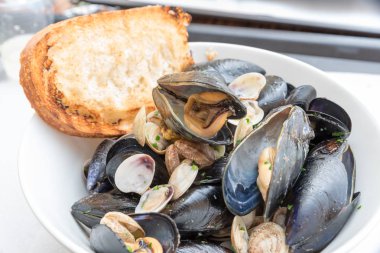 Lezzetli meze biberli midye