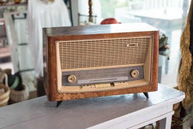 Eski ahşap tüp radyo