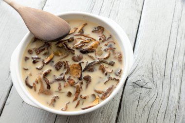 Kurutulmuş mantar yemek