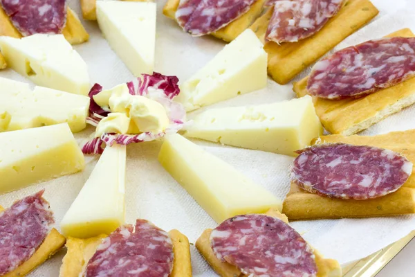 Aperitivo com queijo e salame italiano — Fotografia de Stock