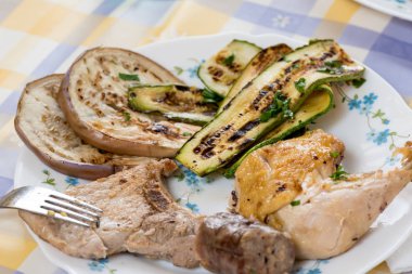 Pişmiş lezzetli karışık ızgara et