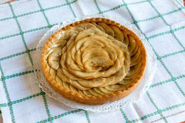 Elmalı turta dekore edilmiş ev yapımı