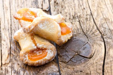 Reçel ile dolu bisküvi