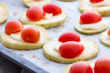 Patlıcan peynir ve domates ile