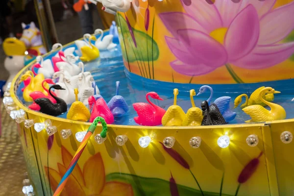 Rybářská hra labutě na karnevalu — Stock fotografie