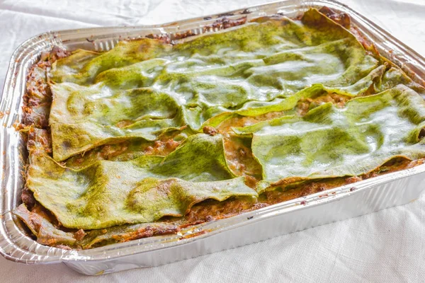 Lasagne Bolognese klaar om te worden gekookt in de oven — Stockfoto