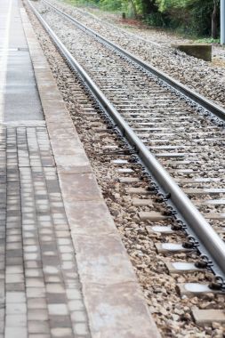 Tren yolu kadar görülen kapatın