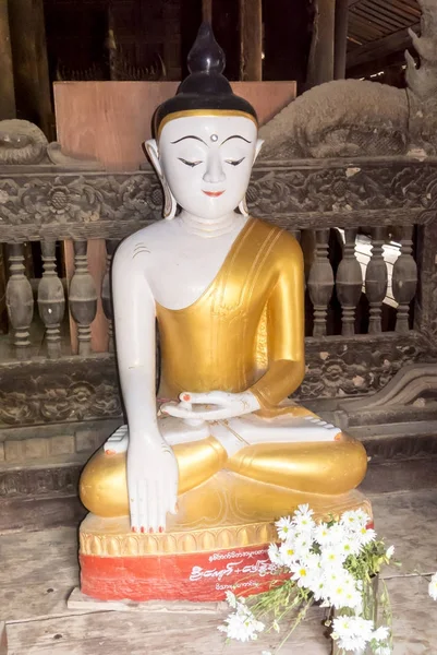 Статуя Бирмании Будды — стоковое фото