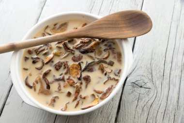 Kurutulmuş mantar yemek