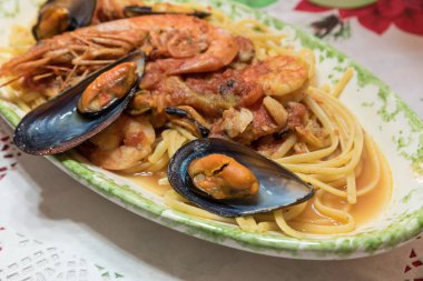 Deniz ürünü ve karidesli spagetti.