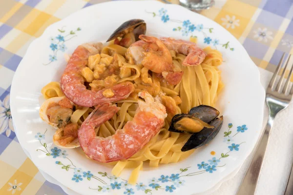 Tagliatelle gustose con frutti di mare — Foto Stock