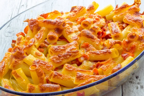 Queso de macarrones al horno con tomates y salchichas — Foto de Stock