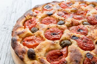 Focaccia tipik bir Bari İtalya domatesli ve zeytinli