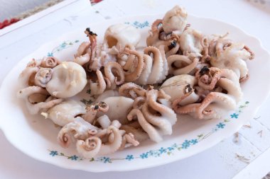 Izgara polipleri pişiriyorum.