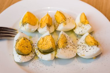 Tuz karabiber ve zeytinyağı ile haşlanmış yumurta