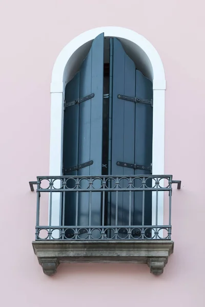Gamla fönster i Treviso — Stockfoto
