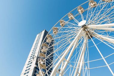 Mavi gökyüzü ile dönme dolap