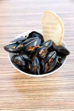 Limon ve ekmek biberli midye