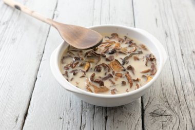 Kurutulmuş mantar yemek