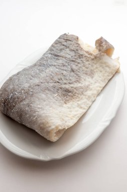 Çiğ tuzlanmış morina balığı dilimi.