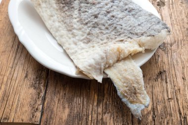 Çiğ tuzlanmış morina balığı dilimi.