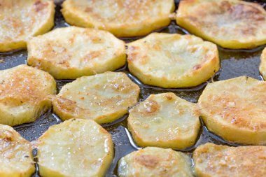 Fırında patates kızartması.