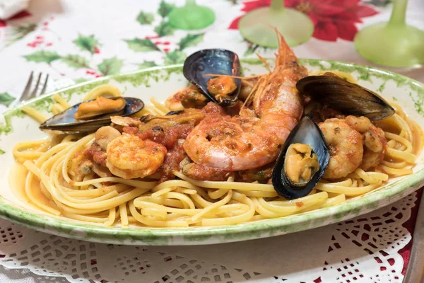 Spaghetti mit Meeresfrüchten und Garnelen — Stockfoto