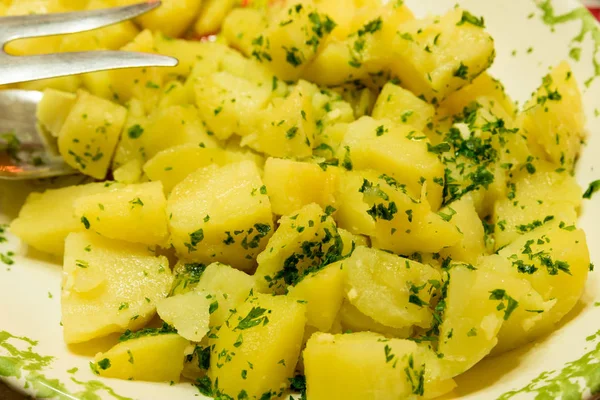 Bijgerecht van gekookte aardappelen met peterselie — Stockfoto