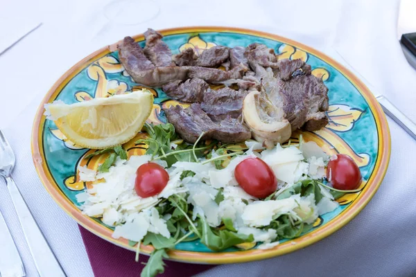 Steak with lemon and rucola — Stock Photo, Image