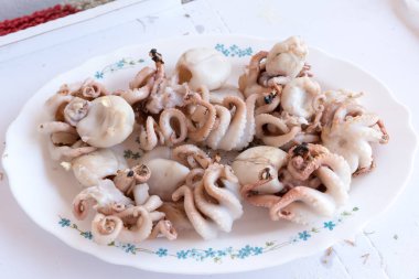 Izgara polipleri pişiriyorum.