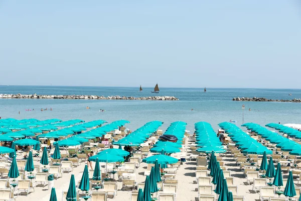 Satır plaj şemsiye