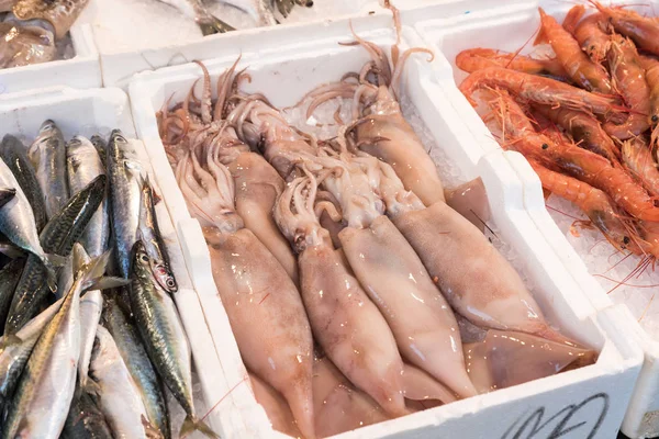 Pescado fresco en el mercado de Nápoles — Foto de Stock