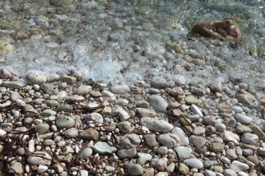 taşlarla desteklemek