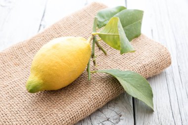 Sicilya limon yaprakları ile