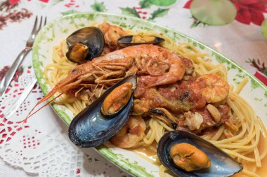 Deniz ürünü ve karidesli spagetti.