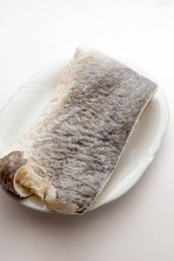 Çiğ tuzlanmış morina balığı dilimi.