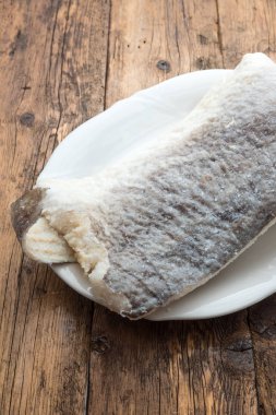 Çiğ tuzlanmış morina balığı dilimi.