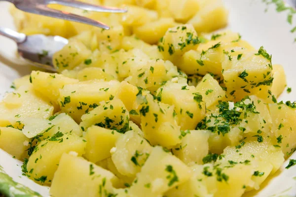 Sida skålen med kokt potatis med persilja — Stockfoto