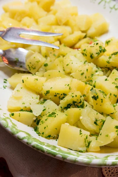 Бічна страва вареної картоплі з петрушкою — стокове фото