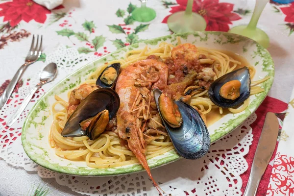Spaghetti z owocami morza i krewetkami — Zdjęcie stockowe