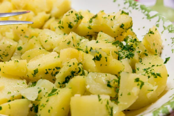 Бічна страва вареної картоплі з петрушкою — стокове фото