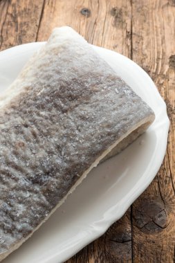 Çiğ tuzlanmış morina balığı dilimi.