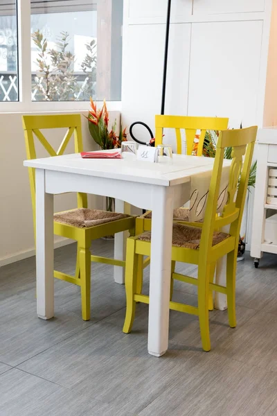 Mesa y sillas blancas amarillo madera — Foto de Stock